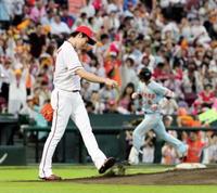 １回、坂本（右）に先制ソロを浴び、マウンド蹴り上げる前田（撮影・出月俊成）