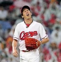 ３回、思わぬ大量失点に顔をしかめる前田（撮影・出月俊成）