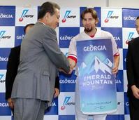 　ジョージア魂賞を受賞し、山田久志氏（左）から祝福されるエルドレッド