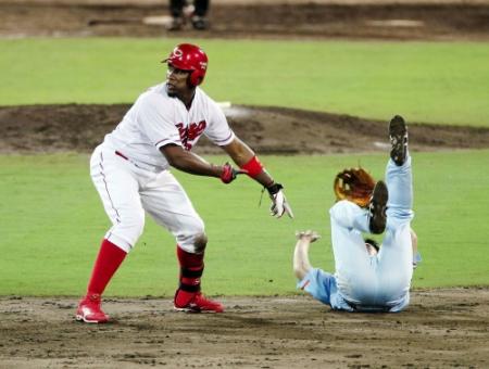 　５回、適時二塁打を放ったロサリオは三塁を狙い、井端と激突しそのまま押し倒す（撮影・出月俊成）