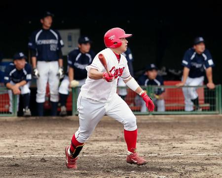 　７回、松山は中越えに本塁打を放つ