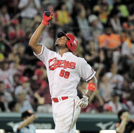 ５回、左中間ソロを放ったロサリオは天を指さしながら生還する（撮影・出月俊成）