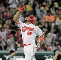 ５回、左中間ソロを放ったロサリオは天を指さしながら生還する（撮影・出月俊成）