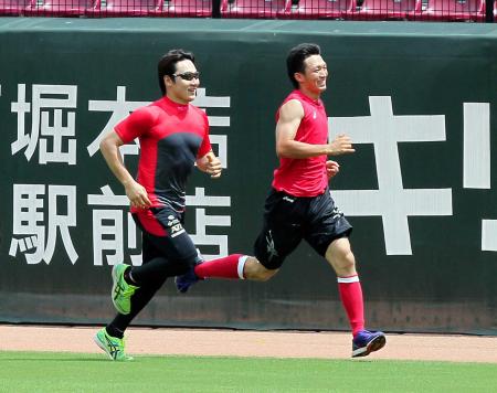 　休日返上で鈴木誠（右）と球場で汗を流す丸（撮影・出月俊成）