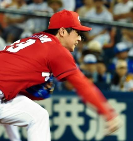 汗を飛ばしながら力投する広島・野村祐輔＝横浜スタジアム（撮影・吉澤敬太）