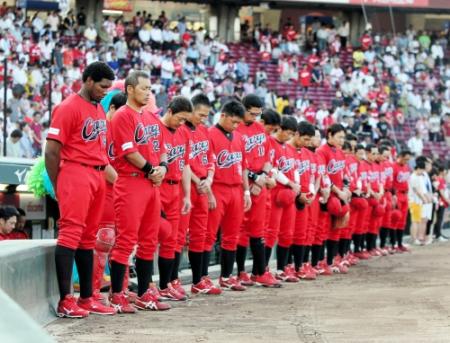 広島土砂災害の犠牲者へ黙とうするカープナイン（撮影・出月俊成）