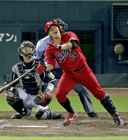 　８回、左越えへ先制ソロを放つ会沢（撮影・持木克友）