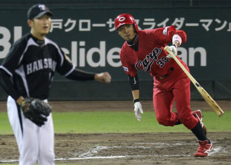 ３回広島、２点適時二塁打を放つ菊池（投手阪神の岩貞）＝マツダスタジアム（撮影・持木克友）