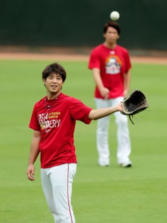 次回先発へ向け、キャッチボールで調整する広島・野村祐輔（後ろは広島・前田健太）＝マツダスタジアム（撮影・出月俊成）