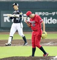 　８回、伊藤隼に押し出しの四球を与えうなだれる中崎（撮影・持木克友）
