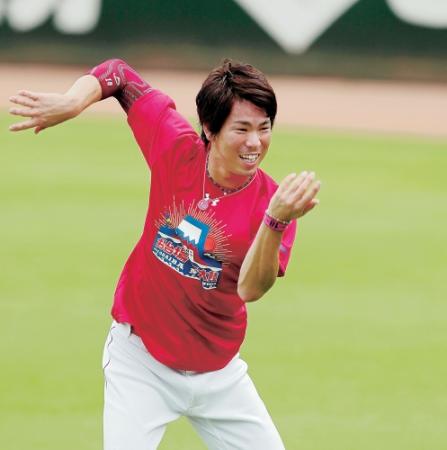 キャッチボールを前にマエケン体操で準備する前田（撮影・出月俊成）