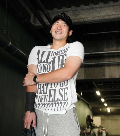 　笑顔で終盤戦への意気込みを語る会沢（撮影・出月俊成）