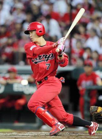 １回広島２死三塁、広島・堂林翔太は左線に適時二塁打を放つ＝マツダスタジアム（撮影・北村雅宏）