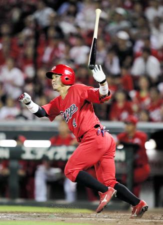 　７回、代打・小窪は左中間に走者一掃となる適時二塁打を放つ（撮影・北村雅宏）