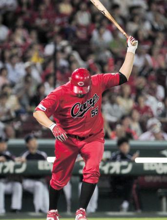 　８回、エルドレッドは二飛に倒れ、バットをたたきつける（撮影・出月俊成）