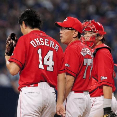 ５回、自らマウンドに出向き広島・大瀬良大地に声をかける広島・野村謙二郎監督＝ナゴヤドーム（撮影・飯室逸平）