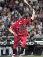 　８回、エルドレッドは二飛に倒れ、バットをたたきつける（撮影・出月俊成）