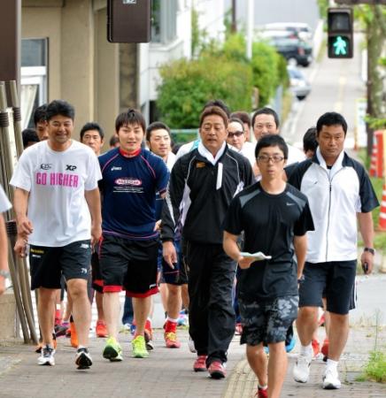 宿舎に到着後、散歩に出掛ける広島ナイン（撮影・会津智海）
