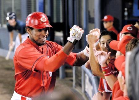 ４回、先制ソロを放ちベンチ前でナインとタッチを交わすロサリオ（左）＝撮影・北野将市