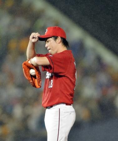 ５回、井端に逆転２点適時打を許し、険しい表情を見せる前田（撮影・会津智海）