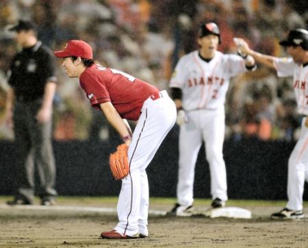 ５回、井端（右から２人目）に逆転の２点適時打を浴び、肩を落とす前田（撮影・北野将市）