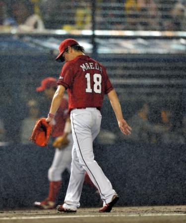 ５回、巨人に逆転を許し雨の中ベンチへ引き揚げる広島・前田健太＝上毛敷島（撮影・会津智海）