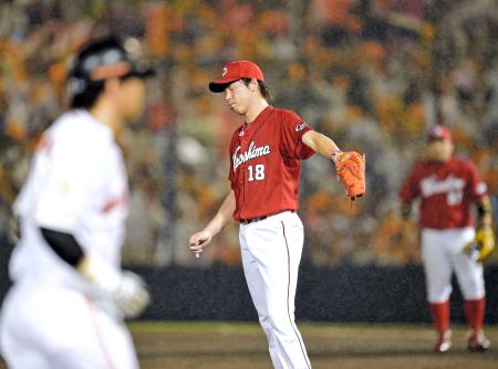 　５回、長野（左）に２ランを浴び、肩を落とす前田（撮影・北野将市）