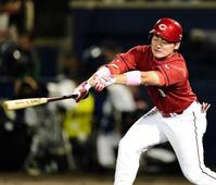 　４回、体勢を崩され三ゴロに倒れる丸（撮影・北野将市）