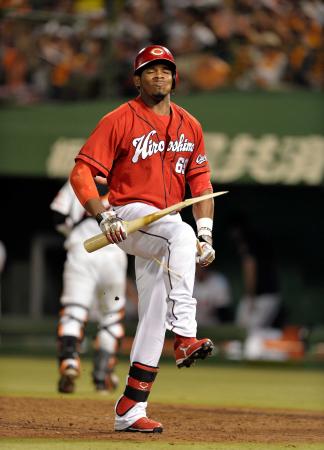 　５回、空振り三振に倒れバットをへし折るロサリオ（撮影・会津智海）