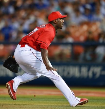 １回ＤｅＮＡ１死、ＤｅＮＡ・石川雄洋の打球に猛ダッシュする広島・ヒース＝横浜（撮影・村中拓久）