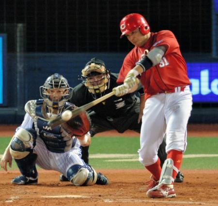 ４回広島２死一、二塁、石原慶幸は左線にタイムリー二塁打を放つ（捕手・黒羽根利規）＝横浜スタジアム（撮影・西岡　正）