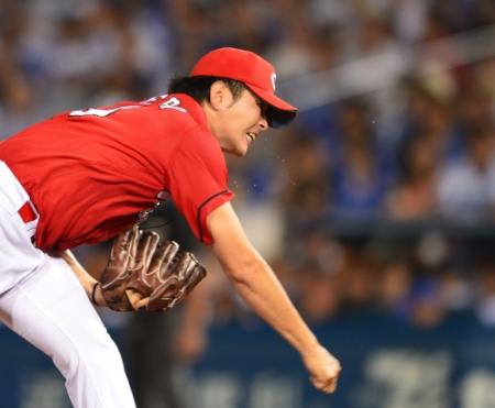 汗を飛ばしながら力投する広島・大瀬良大地＝横浜（撮影・村中拓久）