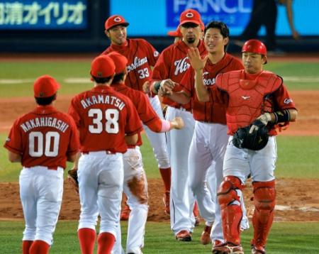 完封勝利し、ナインを笑顔で迎える広島・大瀬良大地（右から２人目）＝横浜スタジアム（撮影・西岡　正）