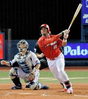 　７回、右越えにタイムリー三塁打を放つロサリオ（撮影・西岡　正）