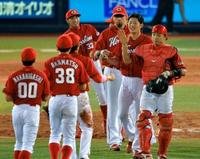 完封勝利し、ナインを笑顔で迎える広島・大瀬良大地（右から２人目）＝横浜スタジアム（撮影・西岡　正）