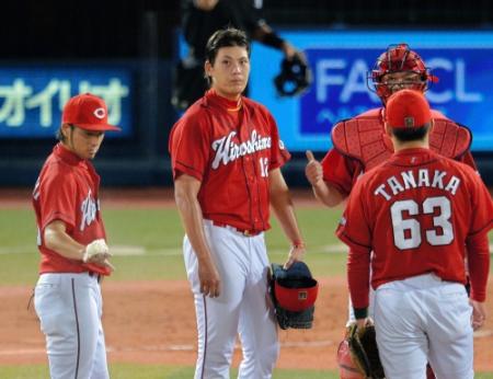３回ＤｅＮＡ２死一塁、戸田隆矢に交代し、降板になった広島・九里亜蓮（中）＝横浜スタジアム（撮影・西岡　正）