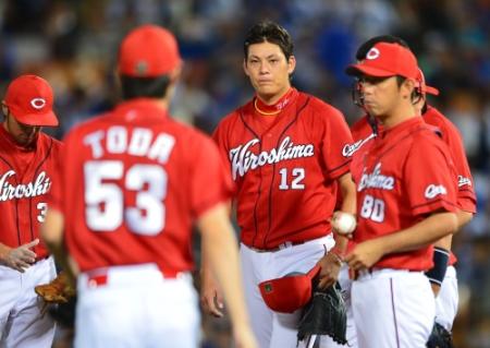 ３回途中、ピンチを迎え戸田（手前）にマウンドを譲る広島・九里亜蓮＝横浜（撮影・村中拓久）