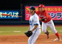 　１回、松山は適時打を放つ（投手・モスコーソ）＝撮影・西岡　正