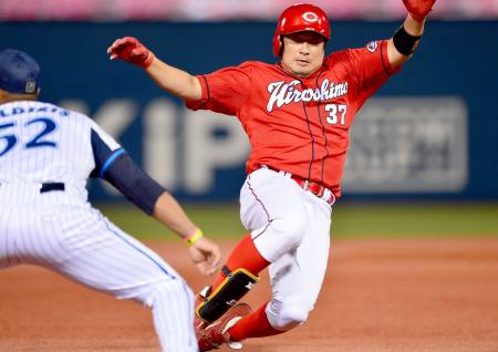 　３回、左中間にタイムリーを放ち、三塁に滑り込む松山（撮影・村中拓久）