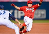 　３回、左中間にタイムリーを放ち、三塁に滑り込む松山（撮影・村中拓久）