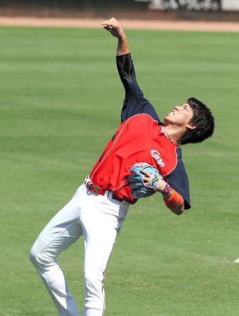 　キャッチボールの最後に空に向かってボールを投げる前田（撮影・出月俊成）