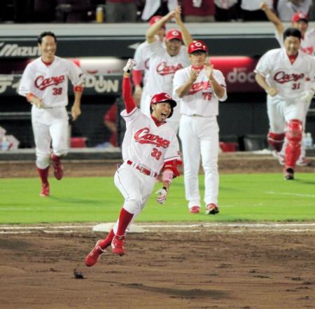 延長１０回、劇的なサヨナラを決め、ガッツポーズの菊池（撮影・出月俊成）