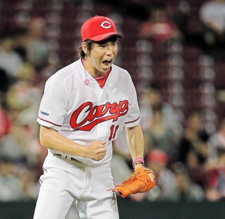 　８回、荒木を空振り三振に仕留め、ガッツポーズの前田（撮影・出月俊成）