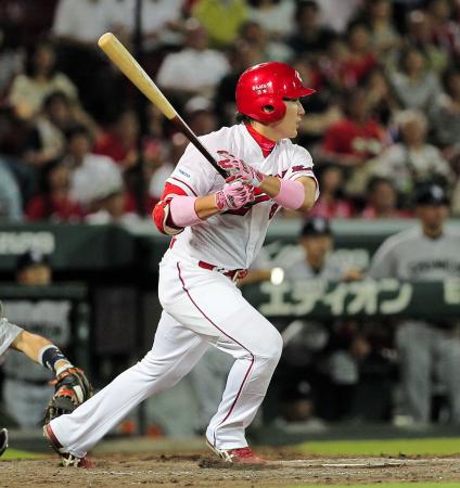 　５回、丸は適時打を放つ（撮影・出月俊成）