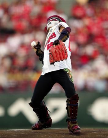 始球式を務めるデーモン閣下＝マツダスタジアム（撮影・北村雅宏）