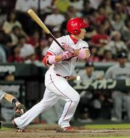 　５回、丸は適時打を放つ（撮影・出月俊成）