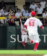 　９回、天谷は小笠原の打球をフェンスに激突しながら好捕する（撮影・出月俊成）