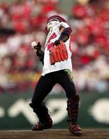 始球式を務めるデーモン閣下＝マツダスタジアム（撮影・北村雅宏）