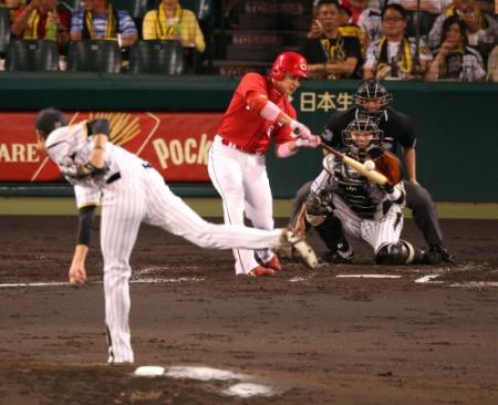 ３回広島１死二塁、左越え適時二塁打を放つ丸佳浩（投手阪神の藤浪晋太郎）＝甲子園（撮影・持木克友）