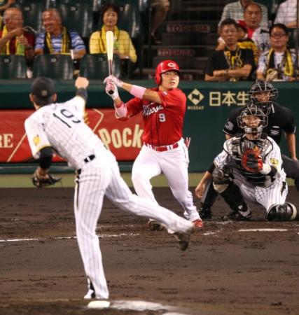 ３回、左越え適時二塁打を放つ丸（投手・藤浪）＝撮影・持木克友